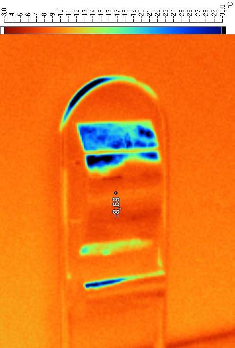 Thermal image of a metallic mailbox