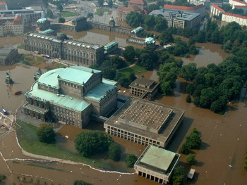 Semper Oper, von Wasser umgeben