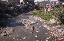 Bach innerhalb eines Slums