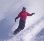 Un snowboarder dans les Alpes autrichiennes