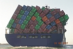 Containerschiff mit abrutschender Fracht