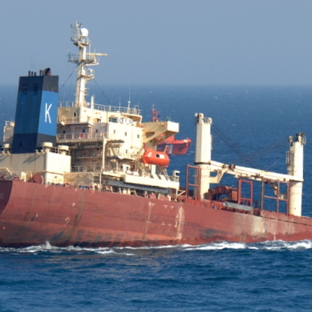 Sinkender mit Chemikalien beladener Tanker