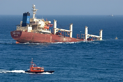 mit einem Öltanker kollidiertes, sinkendes Schiff