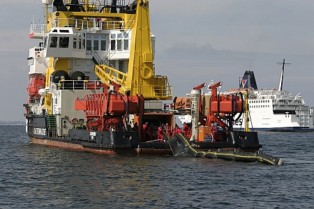 Schiff der deutschen Küstenwache errichtet Ölsperre